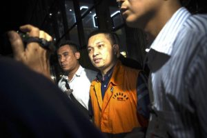 Aditya Moha (kedua kanan) berjalan keluar menggunakan rompi tahanan usai diperiksa di gedung KPK, Jakarta, Minggu