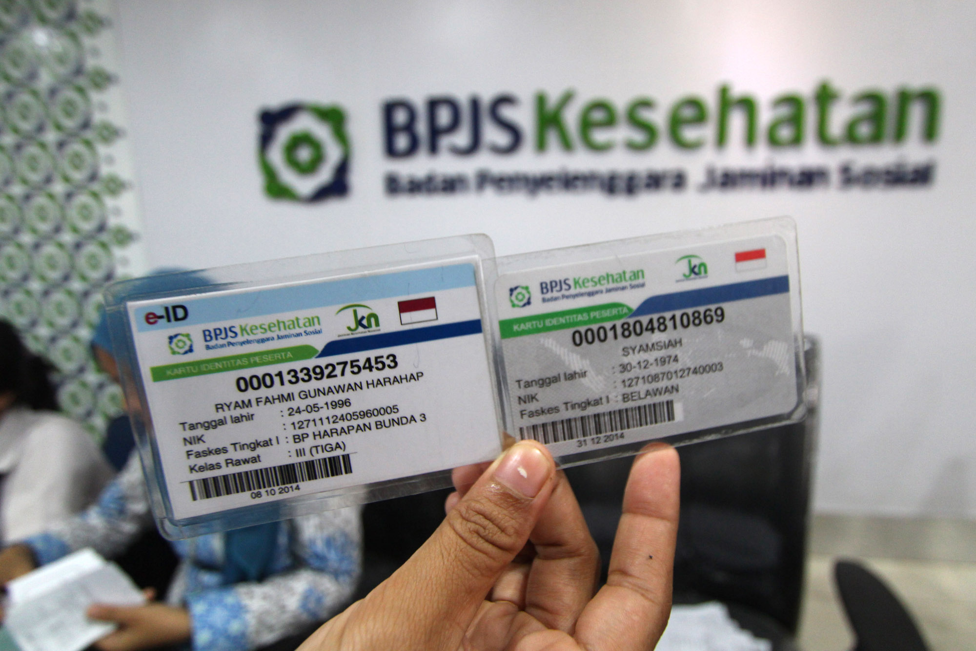 Petugas memperlihatkan kartu BPJS Kesehatan elektronik identitas (e-ID) dan kartu peserta BPJS Kesehatan di kantor BPJS Medan, Sumatera Utara, Selasa (8/9)