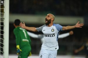 Borja Valero merayakan gol Inter Milan ke gawang Hellas Verona