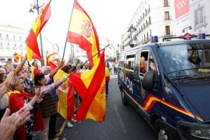 Demonstran mengibarkan bendera Spanyol dan mendukung polisi dalam aksi demo mendukung Spanyol bersaatu