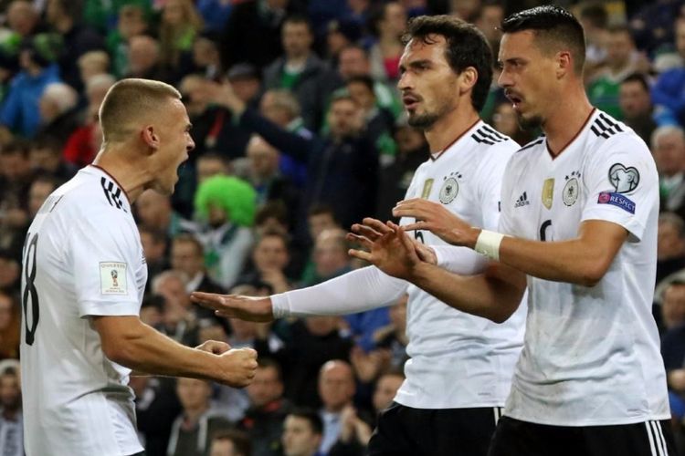 Joshua Kimmich, Mats Hummels, dan Sandro Wagner merayakan gol Jerman ke gawang Irlandia Utara