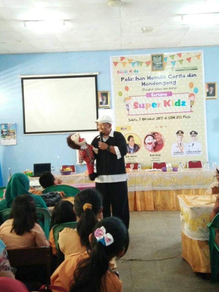 Kak Inug_Slamet Nugroho S sampaikan materi pelatihan menulis cerita dan mendongeng sdn 225 Plaju_sabtu 7 okt 2017