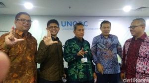 Laode M Syarif kedua dari kiri dan Saut Situmorang kedua dari kanan
