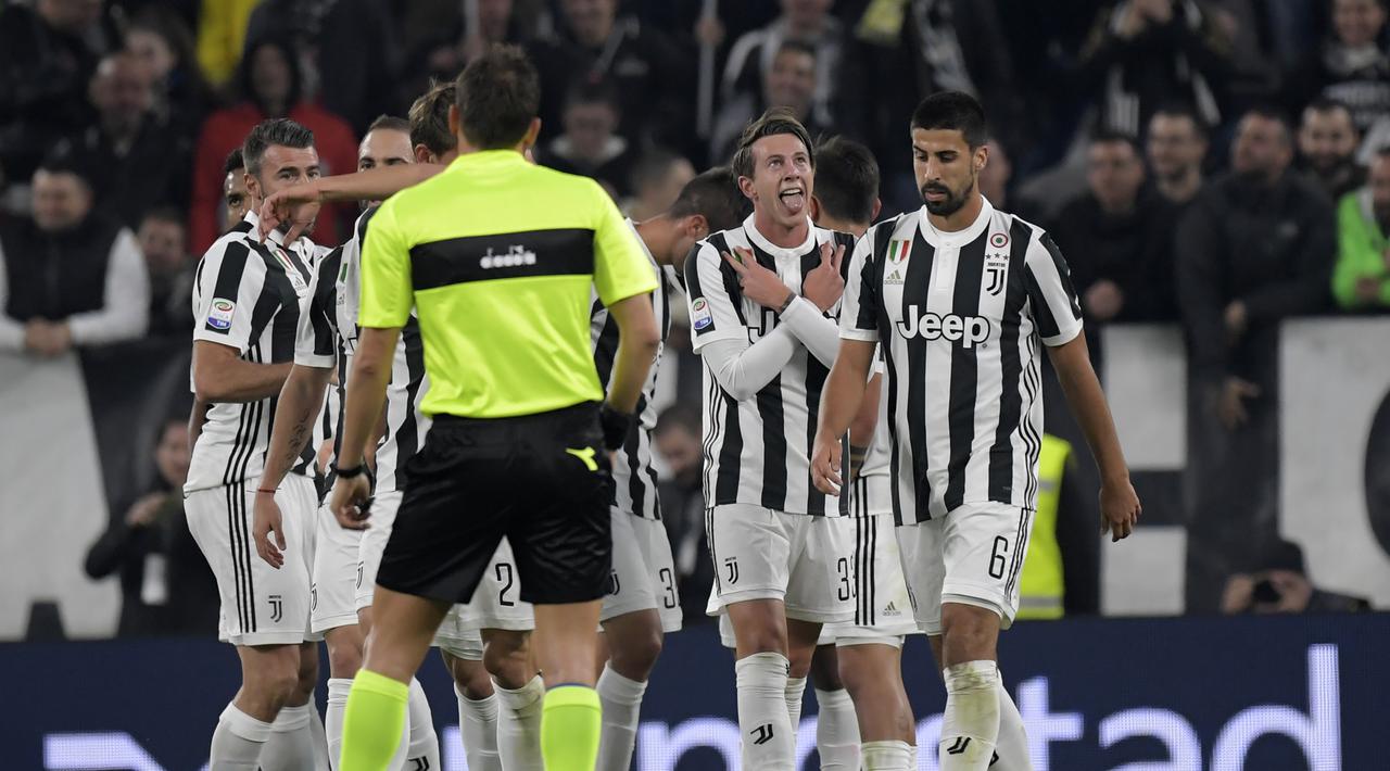 Para pemain Juventus merayakan gol Federico Bernardeschi ke gawang SPAL