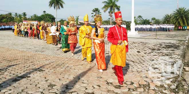 Para-pemuda-memakai-baju-ad