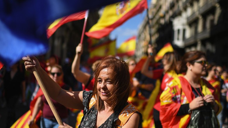 Ratusan ribu warga menggelar aksi di Barcelona hari Minggu mendesak Catalunya tak berpisah dari Spanyol