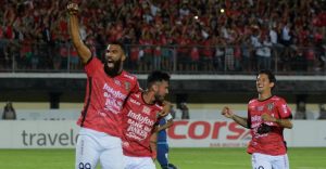 antarafoto-bali-united-vs-arema-081017-wra-3