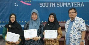 Deputy to Principal dengan para pemenang lomba esai guru