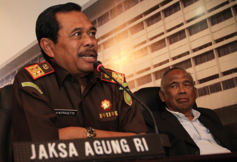 Jaksa Agung HM Prasetyo (kiri) bersama plt Ketua Komisi Pemberantasan Korupsi (KPK) Taufiequrachman Ruki (kanan), memberikan keterangan seusai pertemuan tertutup di Jakarta, Senin (23/2).