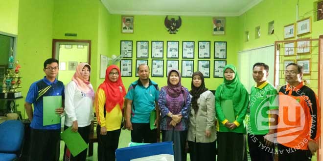 Kepala-Mansapa-saat-memberi