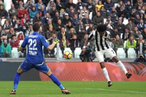 Penyerang Juventus, Juan Cuadrado (kanan), mencetak gol ke gawang Benevento yang dikawal Alberto Brignoli,