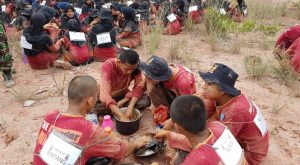 Peserta Solo Camp sedang menyantap makan siang