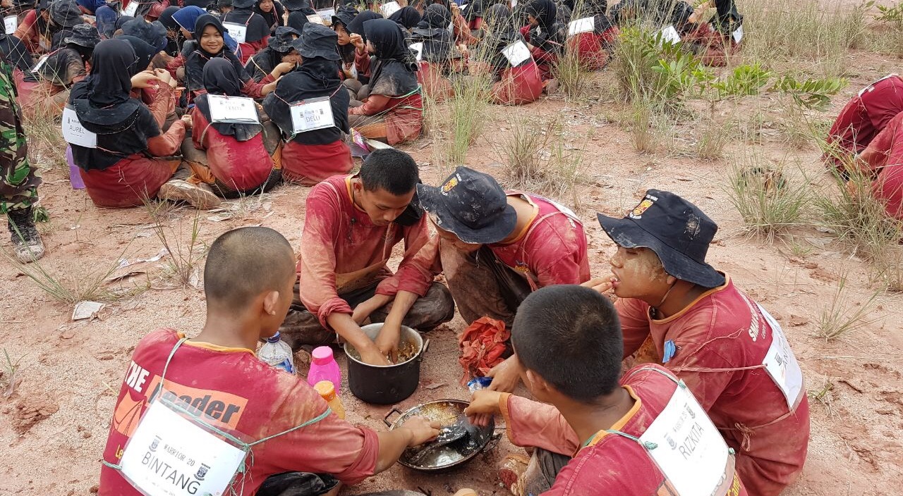 Peserta Solo Camp sedang menyantap makan siang