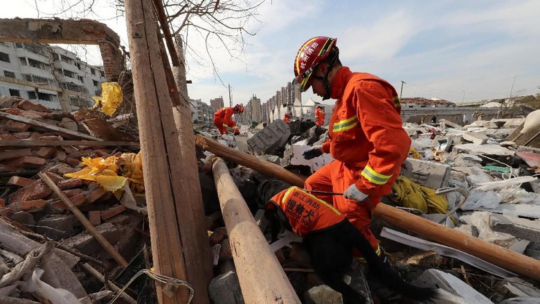 Petugas Rescue saat mengecek lokasi ledakan