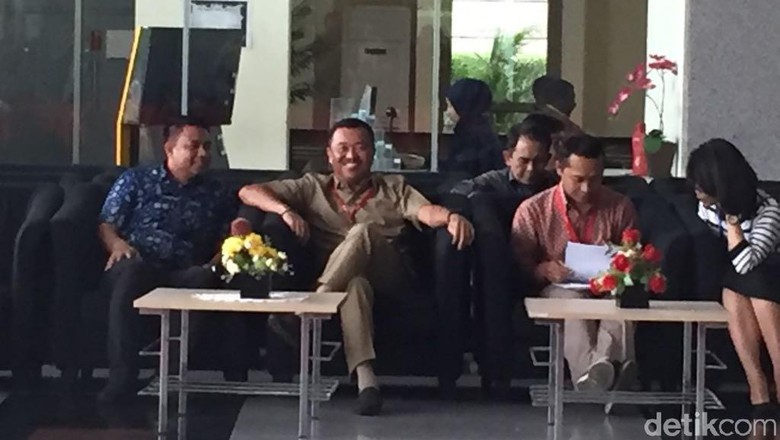 Rudy Alfonso tampak duduk menyilangkan kaki dan tertawa