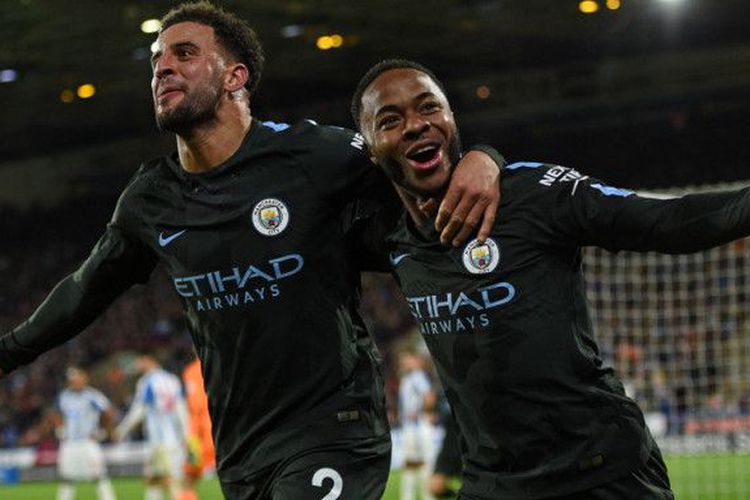 Selebrasi gelandang Manchester City, Raheem Sterling (kanan), bersama Kyle Walker