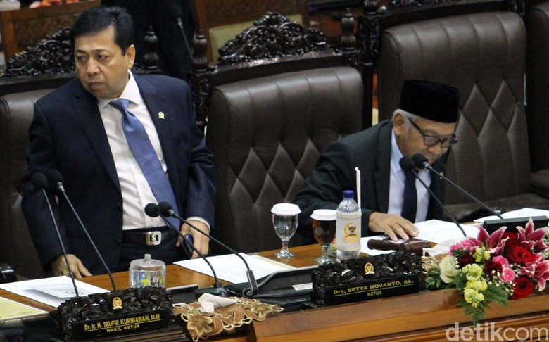 Setya Novanto saat hadir di Rapat Paripurna di DPR pada Rabu (16/11/2017) pagi.