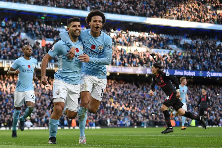 Striker Manchester City, Sergio Aguero (2 dari kiri), melakukan selebrasi bersama rekannya