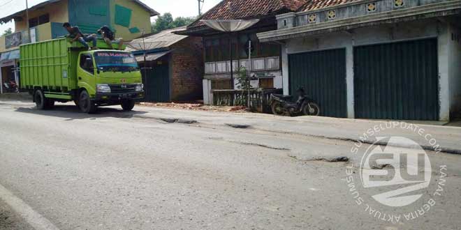 Jalan-Ujan-Mas-Rusak-1
