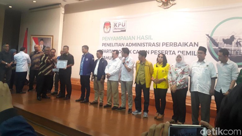Pengumuman hasil penelitian administrasi parpol untuk Pemilu 2019 di KPU.