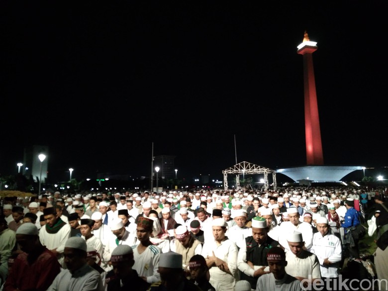 Salat berjemaah massa Reuni 212 _Kanavino AR_detikcom