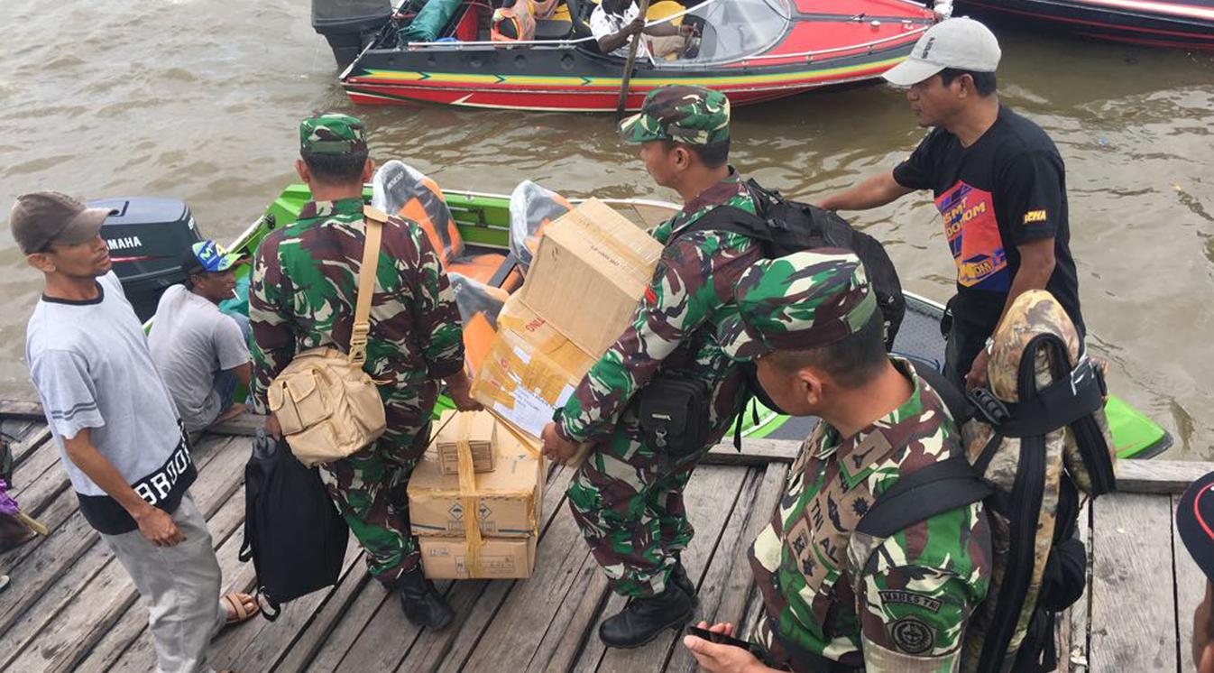 049971800_1516418468-20180119-Satgas-Kesehatan-TNI-Beri-Vaksin-Campak-di-Asmat-TNI-2