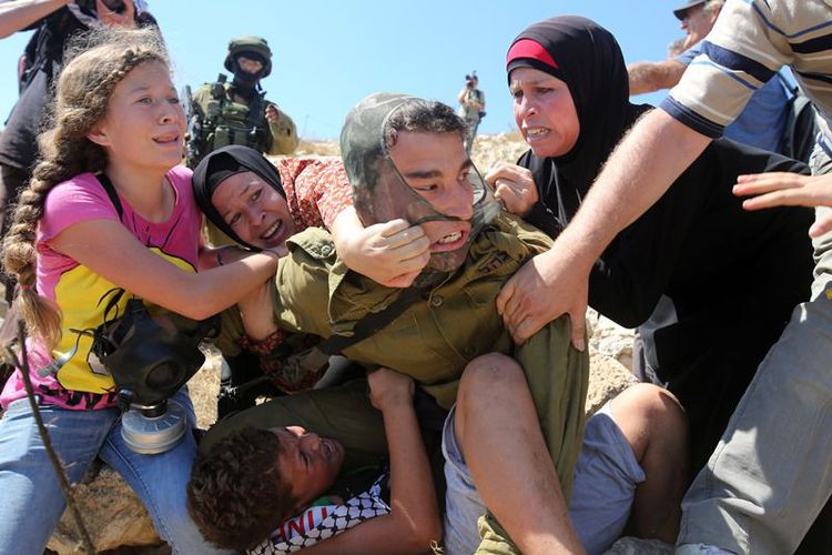 Gadis Remaja  Palestina Penampar Tentara Israel Dikenai 12 