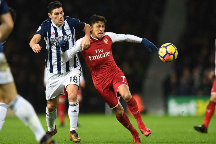 Alexis Sanchez dibayang-bayangi Gareth Barry saat Arsenal bertandang ke markas West Bromwich Albion