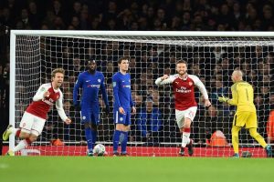 Bek Arsenal, Nacho Monreal (kiri), merayakan gol yang dicetak timnya ke gawang Chelsea