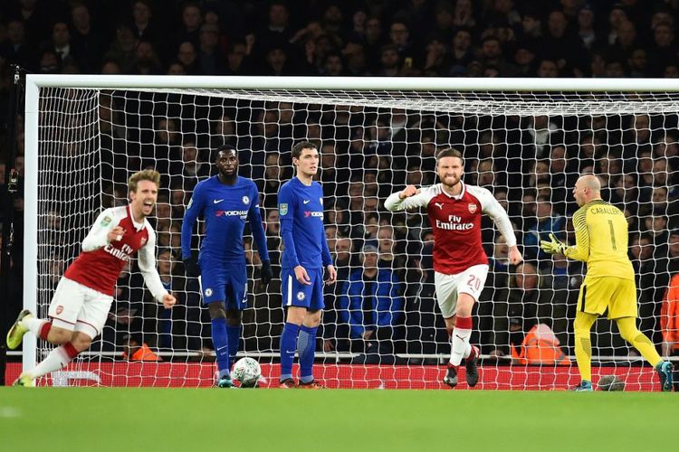 Bek Arsenal, Nacho Monreal (kiri), merayakan gol yang dicetak timnya ke gawang Chelsea