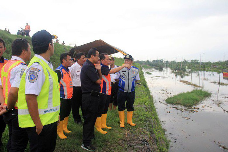 Dirut PT KAI Edi Sukmoro memantau lintasan KA yang terendam banjir di Porong.