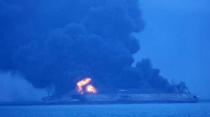 Kapal tanker yang terbakar