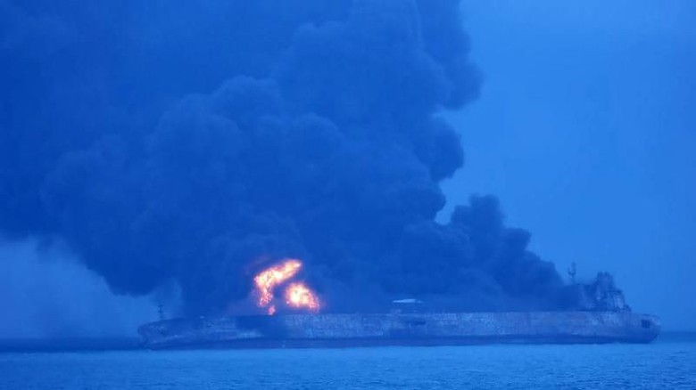 Kapal tanker yang terbakar