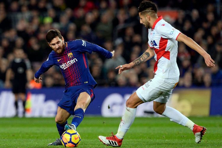 Lionel Messi (kiri) mendapat pengawalan Guillermo Maripan