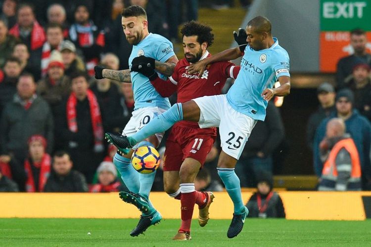 Pemain Manchester City, Nicolas Otamendi (kiri) dan Fernandinho (kanan), mengawal pergerakan winger Liverpool FC, Mohamed Salah,