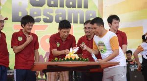 Pemotongan Tumpeng oleh Presdir PT TeL, Koji Yamanaka
