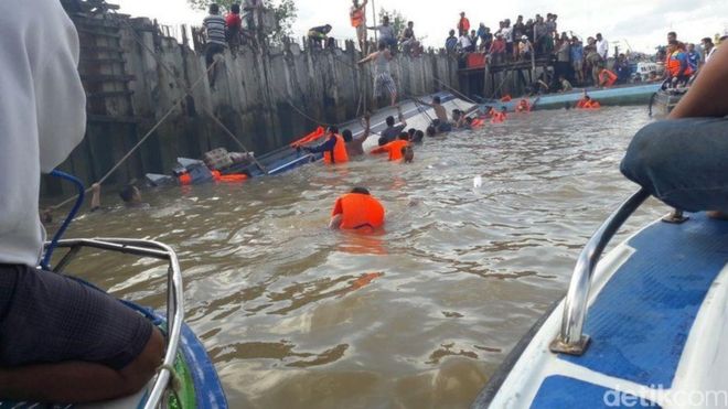 Petugas SAR tengah mencari korban kecelakaan kapal di Tanjung Selor_Detikcom
