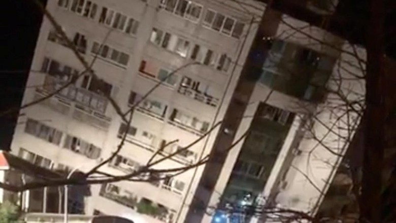 Bangunan roboh akibat gempa 6,4 SR di Taiwan