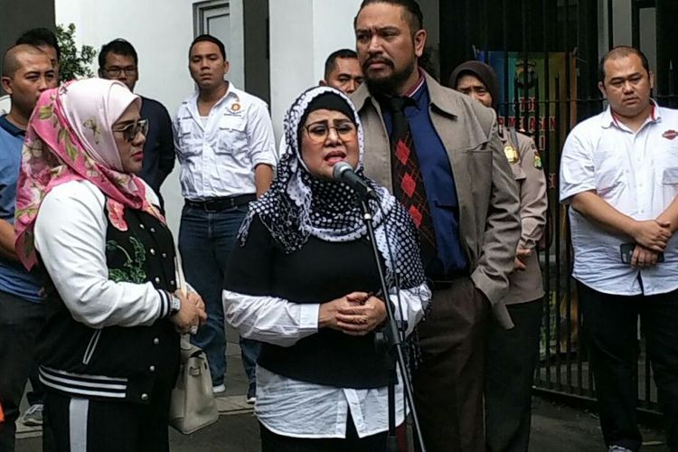 Elvy Sukaesih usai menjalani pemeriksaan polisi berkait kasus narkoba yang menjerat anak-anaknya