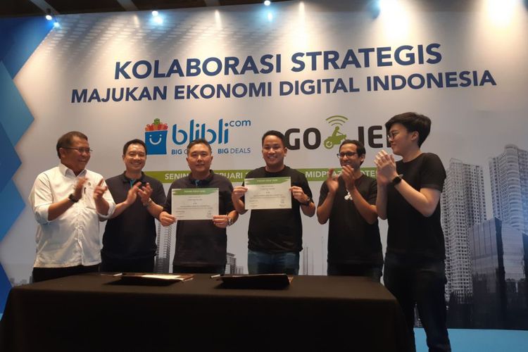 Menkominfo Rudiantara (kiri) bersama perwakilan grup Djarum dan Go-Jek