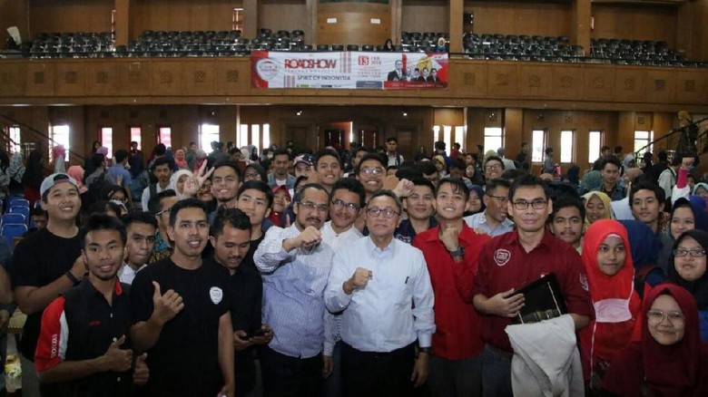 Zulkifli HAsan (Tengah)