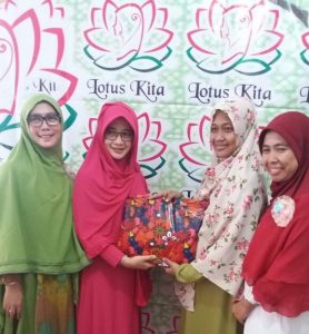 pembina yayasan lotus kita, Lely Pelitasari serahkan cinderamata kepada ustadzah Endah Arifah