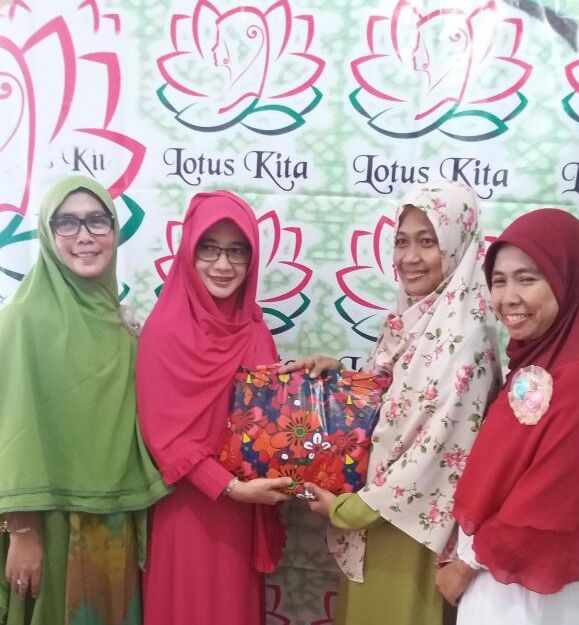 pembina yayasan lotus kita, Lely Pelitasari serahkan cinderamata kepada ustadzah Endah Arifah