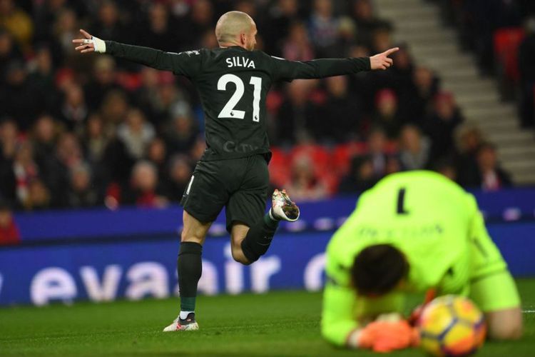 Gelandang Manchester City, David Silva, merayakan golnya ke gawang Stoke City