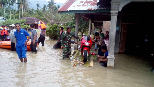 Ilustrasi anggota TNI membantu korban Banjir