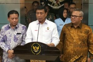 Menko Polhukam Wiranto bersama Ketua KPU Arief Budiman dan Ketua Bawaslu Abhan di Kantor Kemenko Polhukam, Jakarta, Senin (12