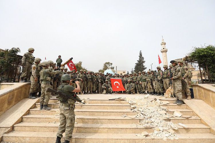 Pasukan Turki berfoto bersama setelah berhasil merebut kota Afrin, Suriah