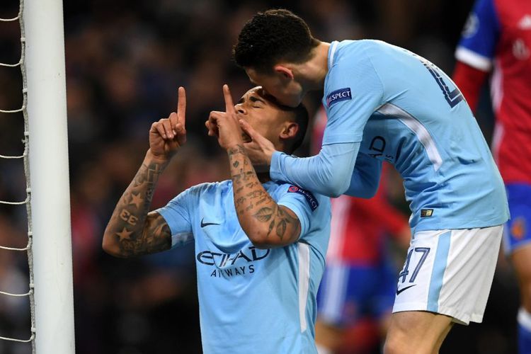 Phil Foden mencium Gabriel Jesus yang mencetak gol Manchester City ke gawang FC Basel