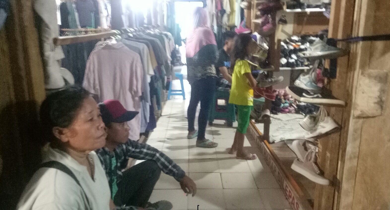 Penjual Pakaian Bekas di Baturaja Meggeluh Sepi Pembeli 