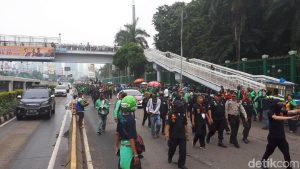 Jalan Gatot Subroto ditutup, menyisakan jalur TransJ